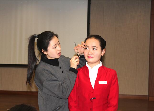 公司关于开展职业淡妆培训的报道